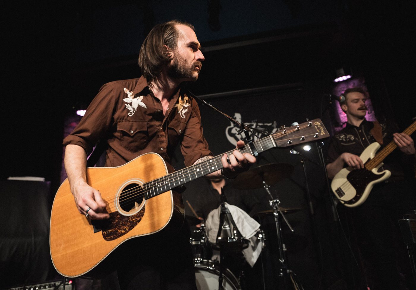 Johan på scenen med akustisk gitar, bassisten bak.