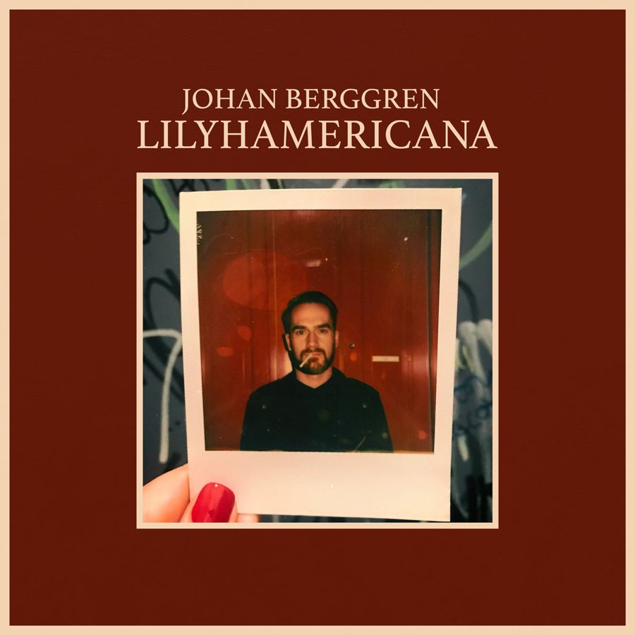 Coveret til Lilyhamericana: et polaroidbilde av Johan på rød bunn.